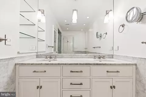 Bath - 7 Devon Hill Rd #A5, Baltimore, MD 21210 photo 2 of 3