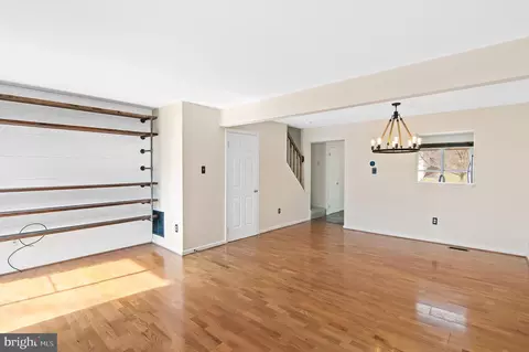 Living - 1135 Ingate Rd #1135, Halethorpe, MD 21227 photo 2 of 3