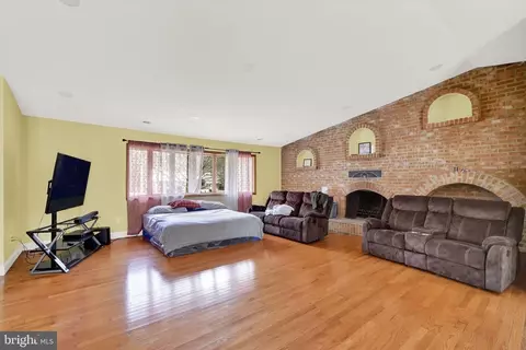 Living - 12821 Eastern Ave, Middle River, MD 21220 photo 2 of 2