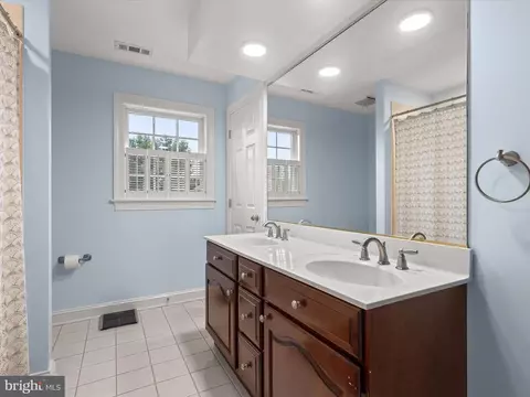 Bath - 23 Manor Knoll Ct, Baldwin, MD 21013 photo 9 of 11
