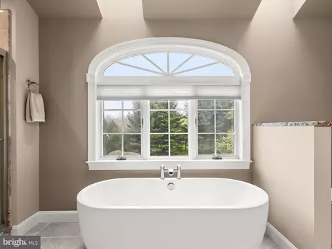 Bath - 23 Manor Knoll Ct, Baldwin, MD 21013 photo 4 of 11