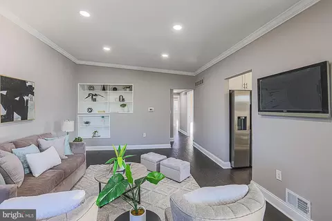 Living - 6853 Queens Ferry Rd, Baltimore, MD 21239 photo 4 of 6