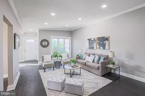 Living - 6853 Queens Ferry Rd, Baltimore, MD 21239 photo 3 of 6