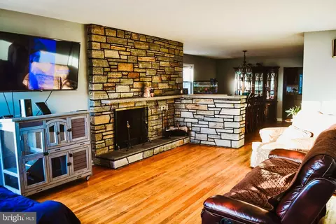 Living - 1815 Snyder Ave, Dundalk, MD 21222 photo 1 of 4