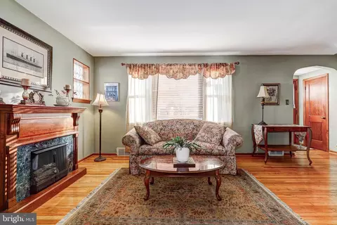Living - 22 Fuller Ave, Baltimore, MD 21206 photo 4 of 5