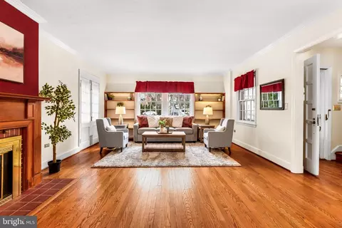 Living - 621 Kingston Rd, Baltimore, MD 21212 photo 4 of 7