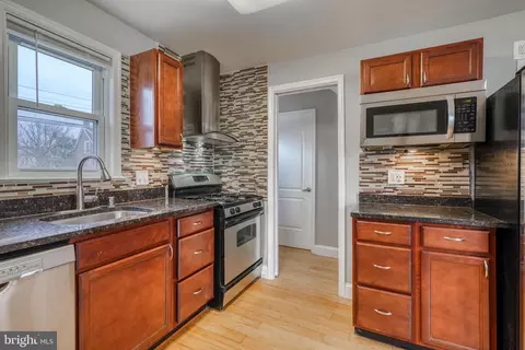 Kitchen - 207 Maple Ave, Dundalk, MD 21222 photo 6 of 8