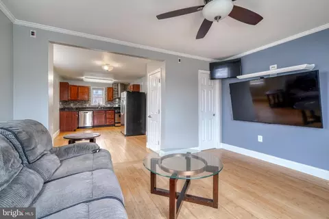 Living - 207 Maple Ave, Dundalk, MD 21222 photo 2 of 4