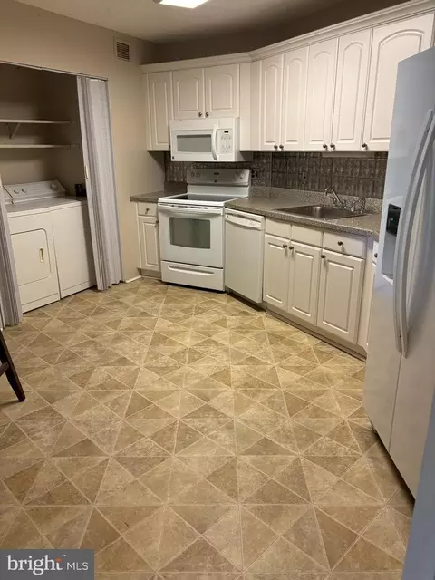 Kitchen - 205 E Joppa Rd #207, Towson, MD 21286 photo 2 of 4