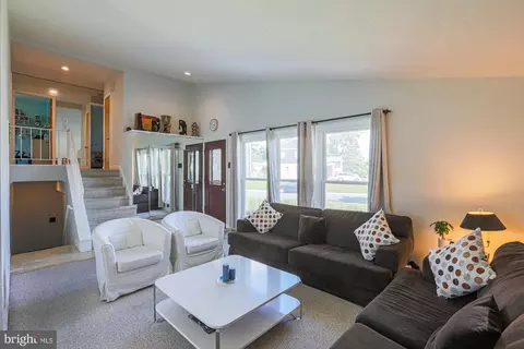 Living - 6801 Chippewa Dr, Baltimore, MD 21209 photo 4 of 11