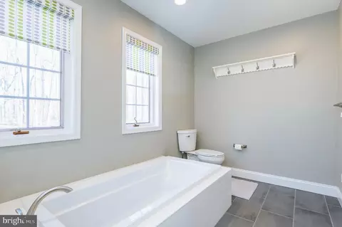 Bath - 10 Brocster Ct, Phoenix, MD 21131 photo 9 of 11