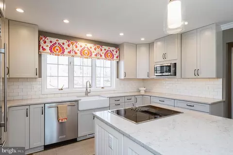 Kitchen - 10 Brocster Ct, Phoenix, MD 21131 photo 6 of 8