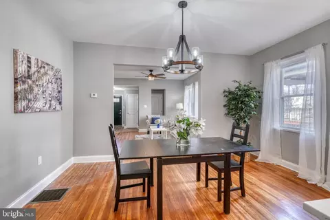 Dining - 2215 Sulphur Spring Rd, Halethorpe, MD 21227 photo 3 of 3