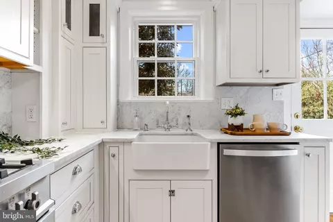 Kitchen - 640 Coleraine Rd, Baltimore, MD 21229 photo 7 of 9