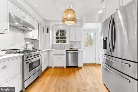 Kitchen - 640 Coleraine Rd, Baltimore, MD 21229 photo 3 of 9