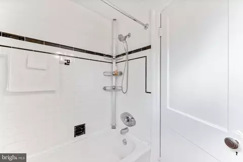Bath - 640 Coleraine Rd, Baltimore, MD 21229 photo 3 of 4