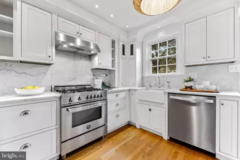 Kitchen - 640 Coleraine Rd, Baltimore, MD 21229 photo 4 of 9