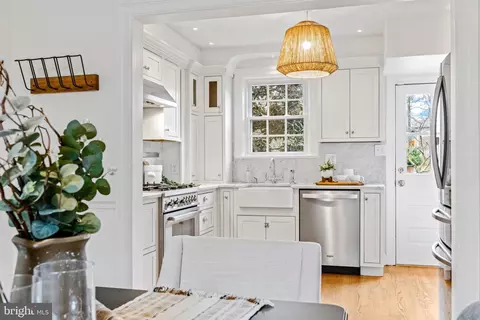 Kitchen - 640 Coleraine Rd, Baltimore, MD 21229 photo 2 of 9
