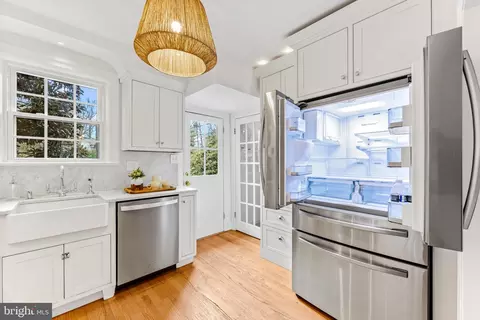 Kitchen - 640 Coleraine Rd, Baltimore, MD 21229 photo 8 of 9