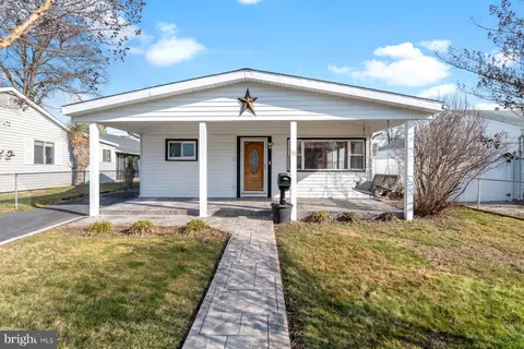 15 Helicopter Dr, Middle River, MD 21220