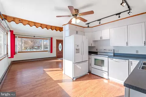 Kitchen - 15 Helicopter Dr, Middle River, MD 21220 photo 4 of 4