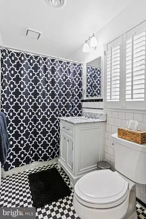 Bath - 656 Regester Ave, Baltimore, MD 21212 photo 2 of 3