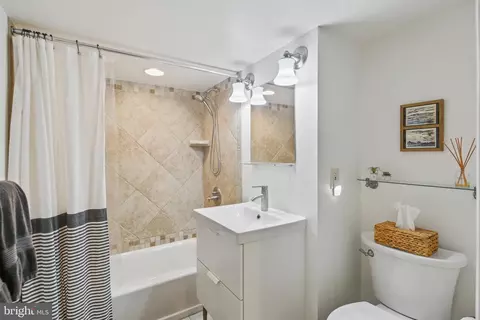 Bath - 656 Regester Ave, Baltimore, MD 21212 photo 3 of 3