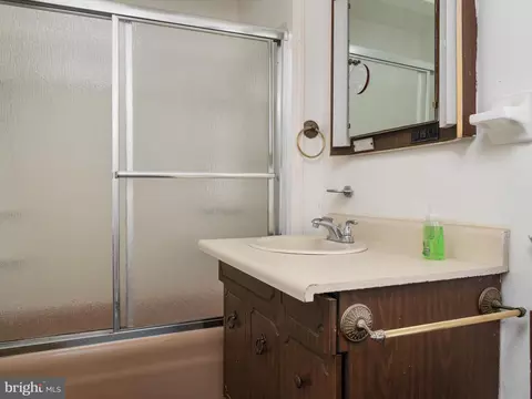 Bath - 308 3rd Ave, Halethorpe, MD 21227 photo 2 of 4