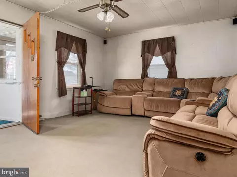 Entry Way - 308 3rd Ave, Halethorpe, MD 21227 photo 1 of 5