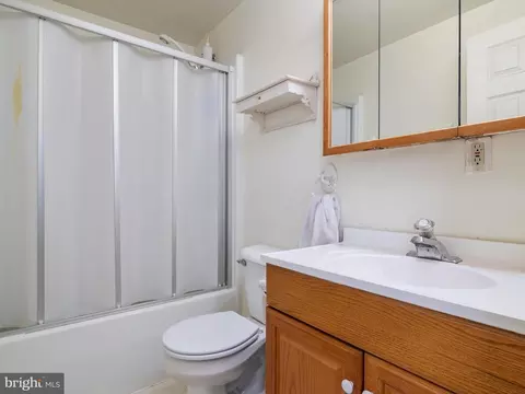 Bath - 308 3rd Ave, Halethorpe, MD 21227 photo 1 of 4