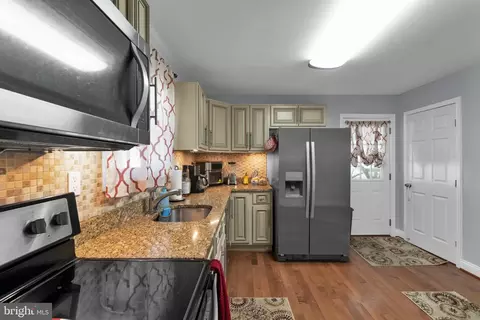 Kitchen - 1004 Hillpine Rd, Middle River, MD 21220 photo 3 of 4