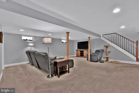 Living - 1004 Hillpine Rd, Middle River, MD 21220 photo 5 of 6