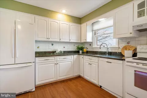 Kitchen - 13801 Baldwin Mill Rd, Baldwin, MD 21013 photo 2 of 3