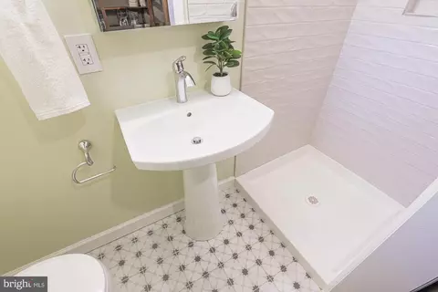 Bath - 111 Stanmore Rd, Baltimore, MD 21212 photo 2 of 4