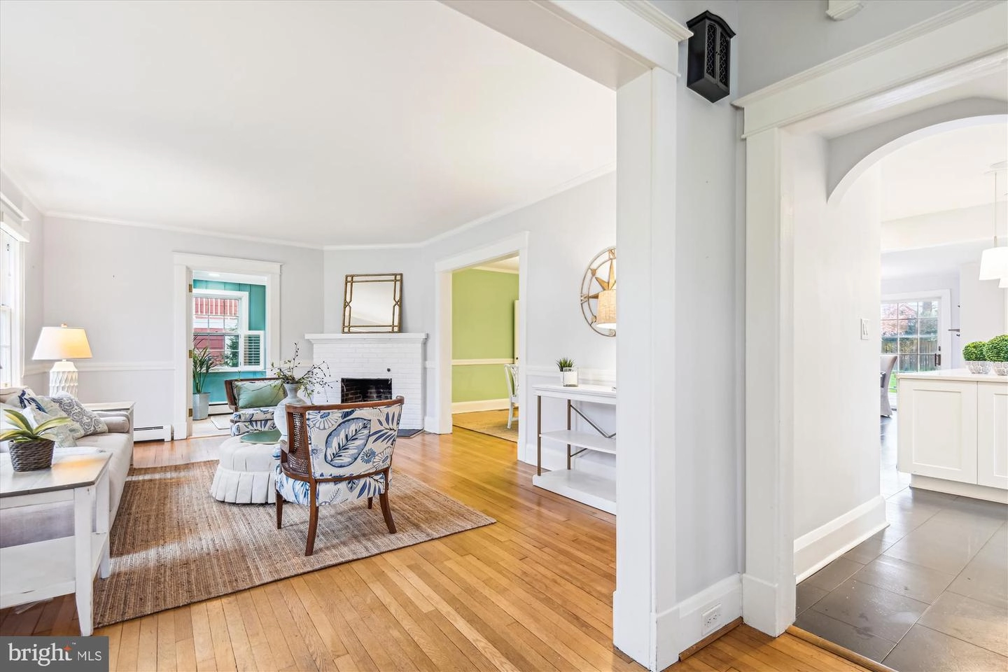 Living - 6416 Pinehurst Rd, Baltimore, MD 21212 photo 2 of 8