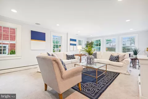 Living - 6416 Pinehurst Rd, Baltimore, MD 21212 photo 5 of 8