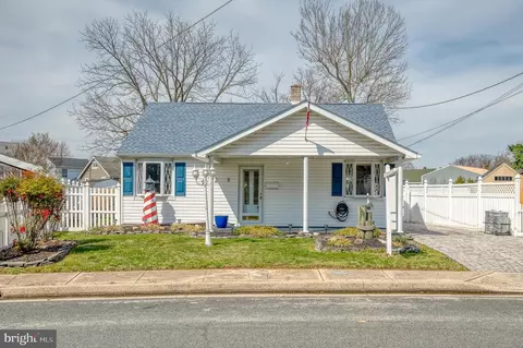 2 Beach Dr, Dundalk, MD 21222
