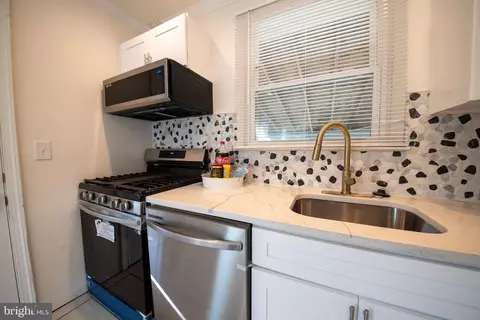 Entry Way - 5420 Radecke Ave, Baltimore, MD 21206 photo 4 of 7
