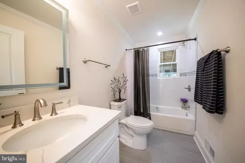 Bath - 5420 Radecke Ave, Baltimore, MD 21206 photo 1 of 2