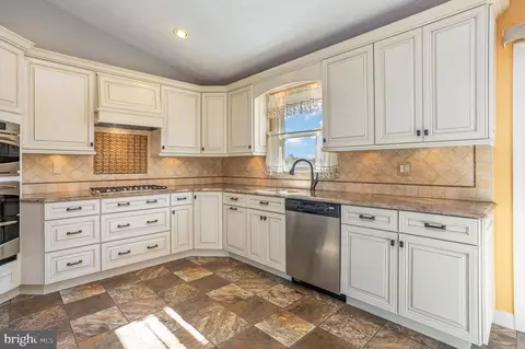 Kitchen - 9215 Ramblebrook Rd, Nottingham, MD 21236 photo 4 of 5