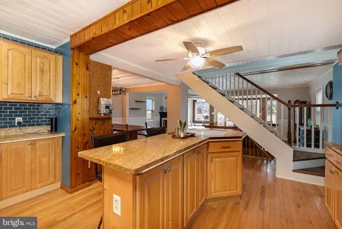 Kitchen - 3821 Clarks Pt, Middle River, MD 21220 photo 4 of 5