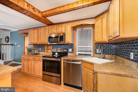 Kitchen - 3821 Clarks Pt, Middle River, MD 21220 photo 3 of 5