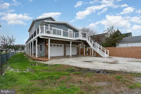 Exterior - 3821 Clarks Pt, Middle River, MD 21220 photo 2 of 8