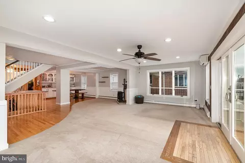 Living - 3821 Clarks Pt, Middle River, MD 21220 photo 1 of 5