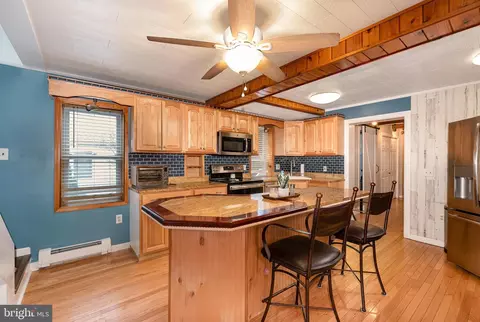 Kitchen - 3821 Clarks Pt, Middle River, MD 21220 photo 1 of 5