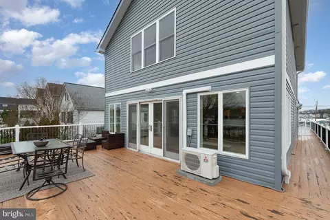 Exterior - 3821 Clarks Pt, Middle River, MD 21220 photo 6 of 8