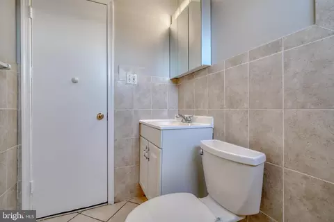 Bath - 974 Elton Ave, Baltimore, MD 21224 photo 2 of 3