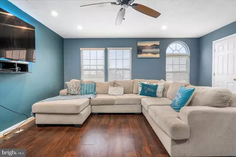 Living - 9734 Selfridge Rd, Middle River, MD 21220 photo 2 of 6