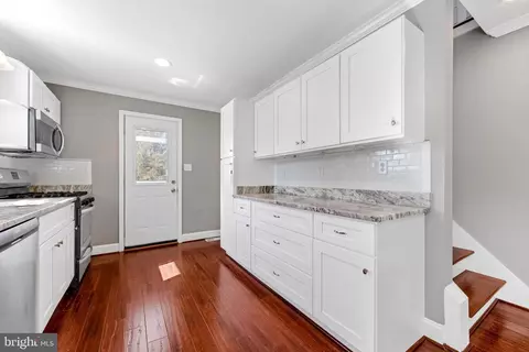 Entry Way - 610 Meyers Dr, Catonsville, MD 21228 photo 3 of 7