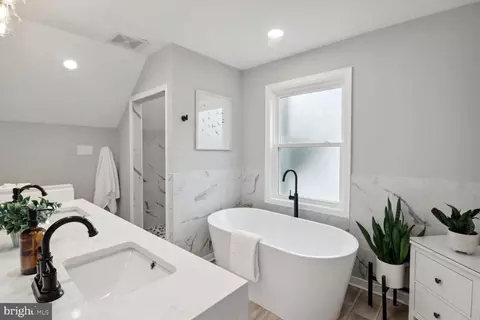 Bath - 5106 Benson Ave, Halethorpe, MD 21227 photo 2 of 4